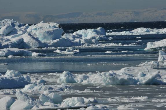 Pequenos icebergs compões a magnífica paisagem da praia de Ilulissat, na Groelândia